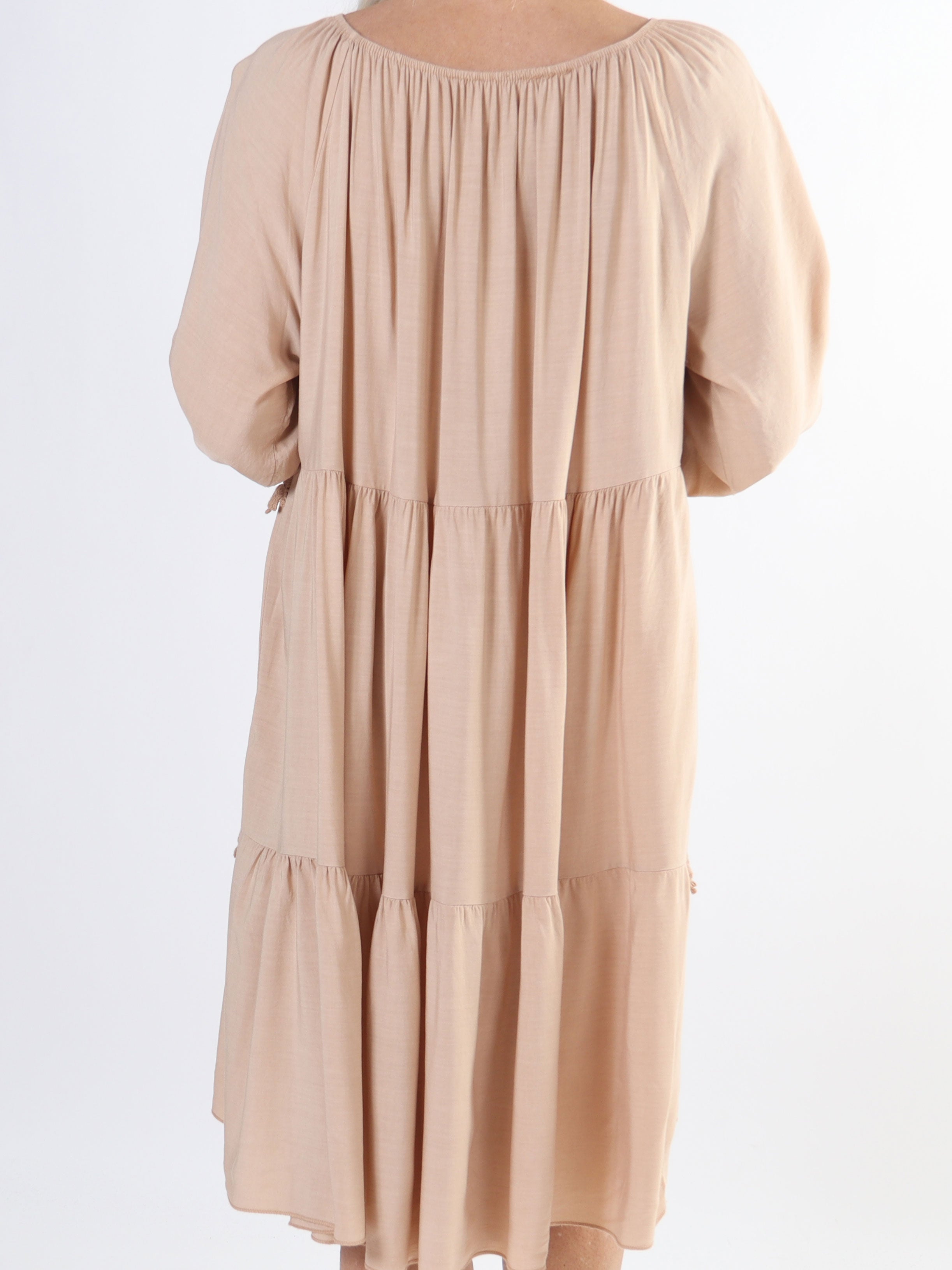 Tilda - Sød plus size tunikakjole med broderinger